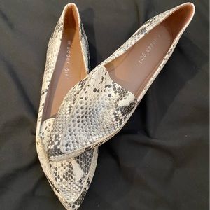 Madden Girl Pointed Toe Snakeskin Flats, size 8